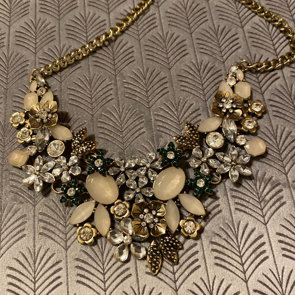 Beautiful statement pieces - Picture 3 of 4